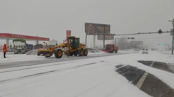 我省多地降雪 公路部门迅速响应
