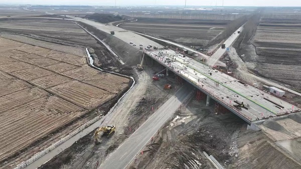 铁科高速凤阳至方正段工程建设项目京抚公路跨线桥钢箱梁架设圆满完成